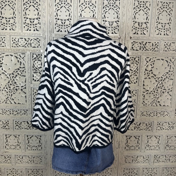 John Paul Richard Petite Black & White Animal Zebra Print 3/4 Sleeve Cardigan - Picture 7 of 9
